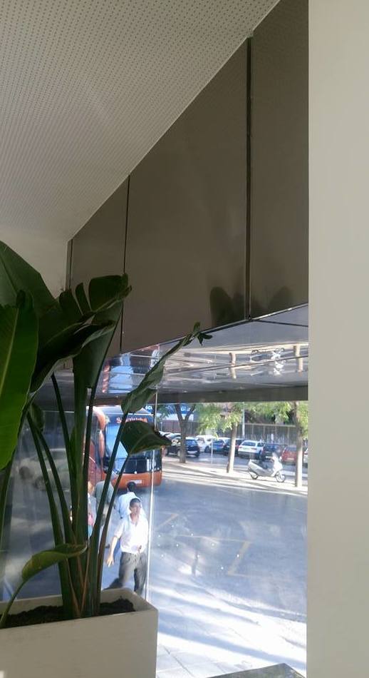 Cerramiento de fachada con forros de chapa de acero inoxidable en local comercial Cerramiento de fachada con forros de chapa de acero inoxidable en local comercial