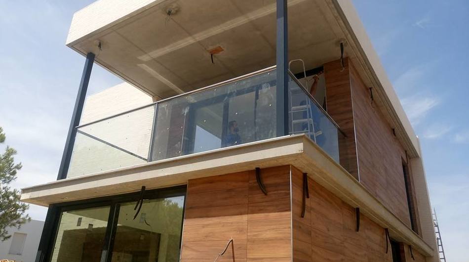 Barandilla de acero inoxidable y vidrio para terraza de vivienda particular