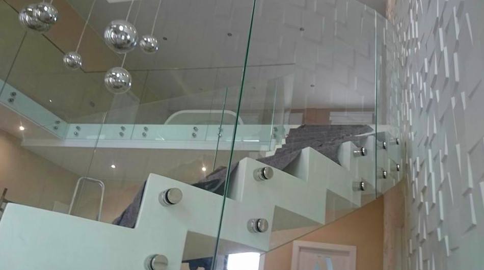 Barandilla de vidrio abotonado diseñada y fabricada a medida totalmente adaptada e integrada al diseño de la vivienda. Barandilla de vidrio abotonado diseñada y fabricada a medida totalmente adaptada e integrada al diseño de la vivienda.
