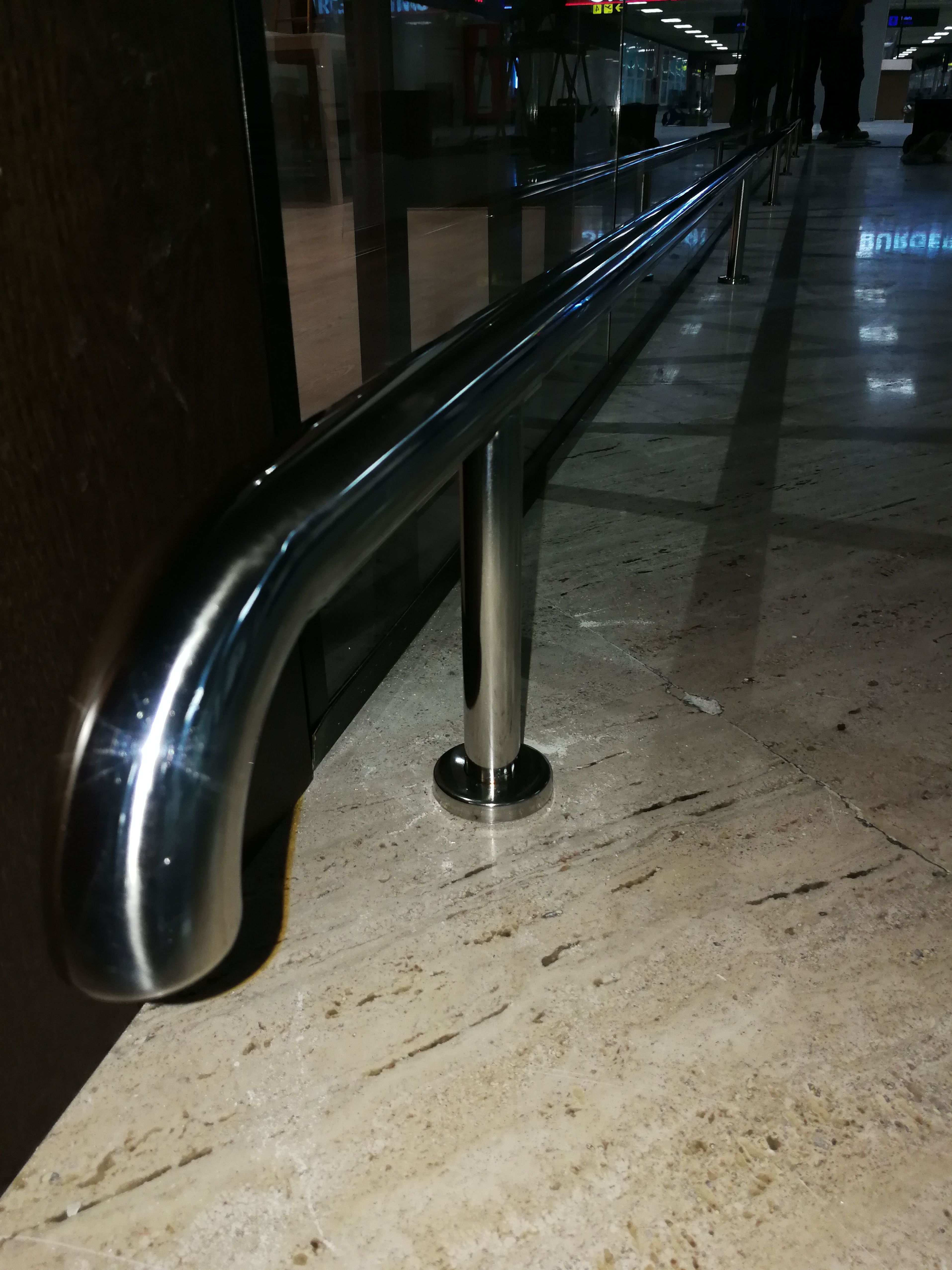 Paragolpes de acero inoxidable para sala vip del aeropuerto de Sevilla.