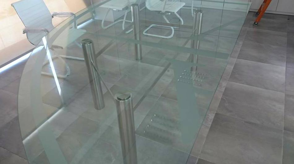 Mesa de vidrio personalizada, diseñada y fabricada a medida.