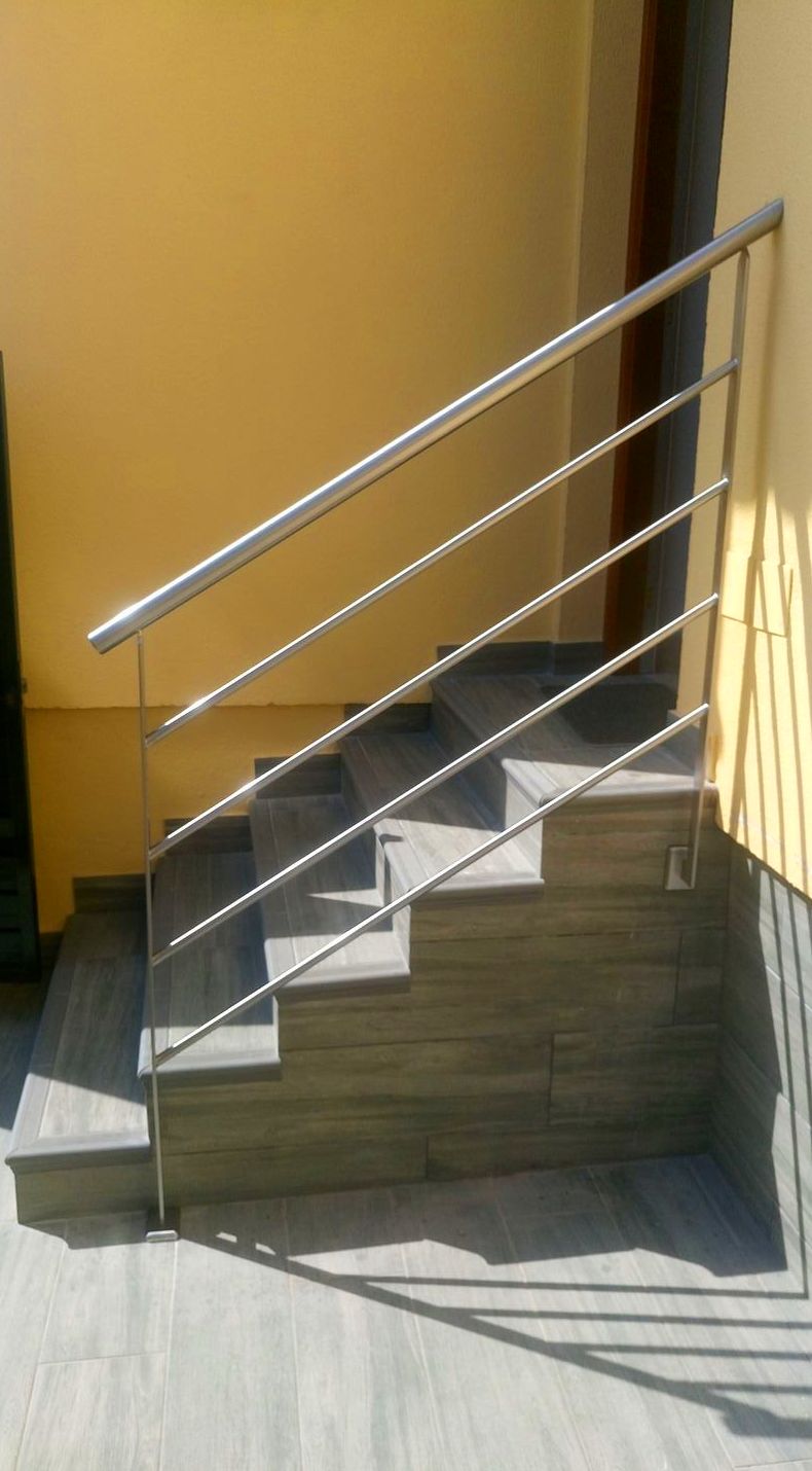 Barandilla de acero inoxidable sencilla diseñada y fabricada a medida para acceso a vivienda. Barandilla de acero inoxidable sencilla diseñada y fabricada a medida para acceso a vivienda.