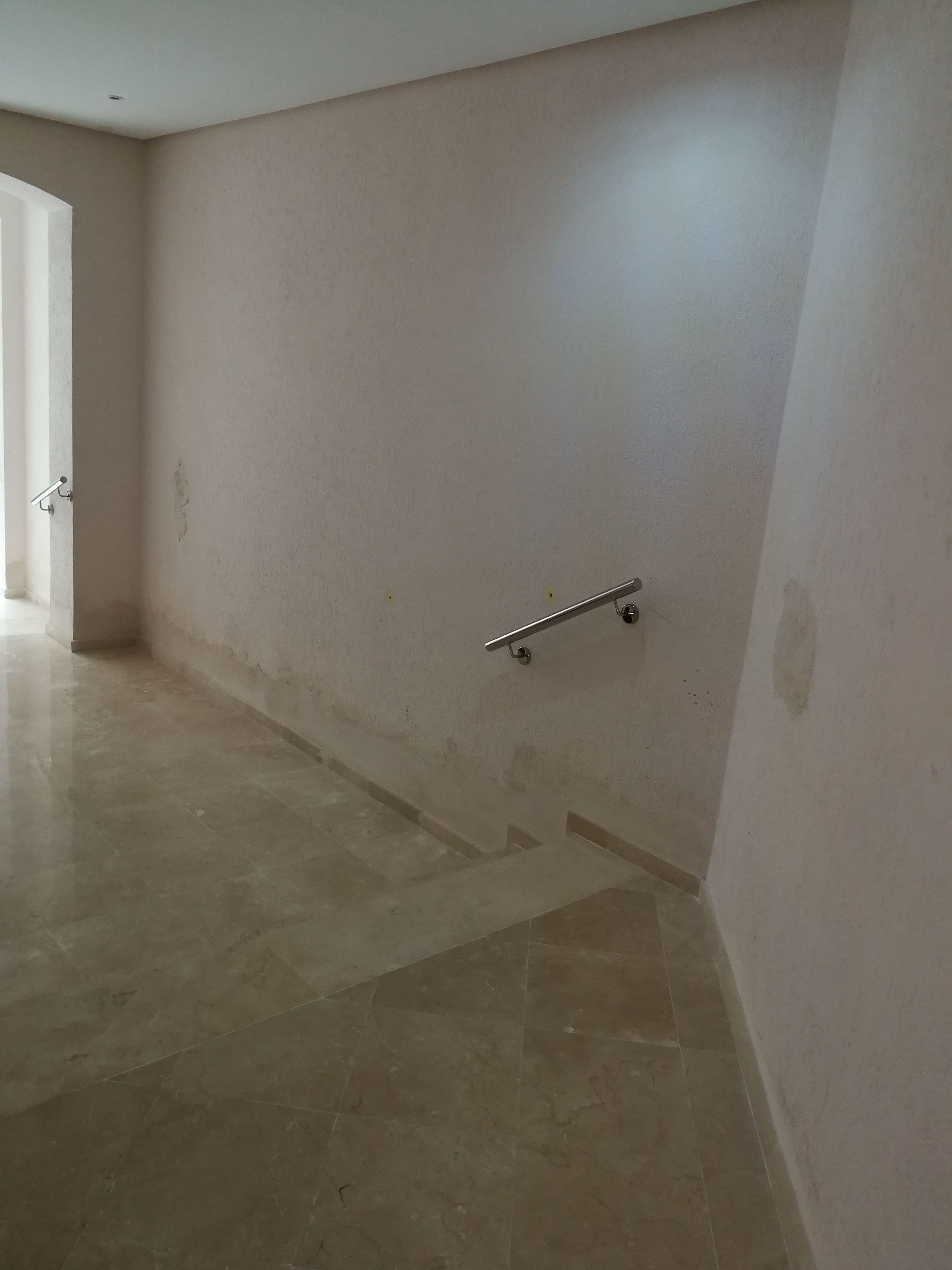 Pasamanos de acero inoxidable hecho a medida y adaptado a distintas zonas y vigas del edificio para comunidad de vecinos. Pasamanos de acero inoxidable hecho a medida y adaptado a distintas zonas y vigas del edificio para comunidad de vecinos.