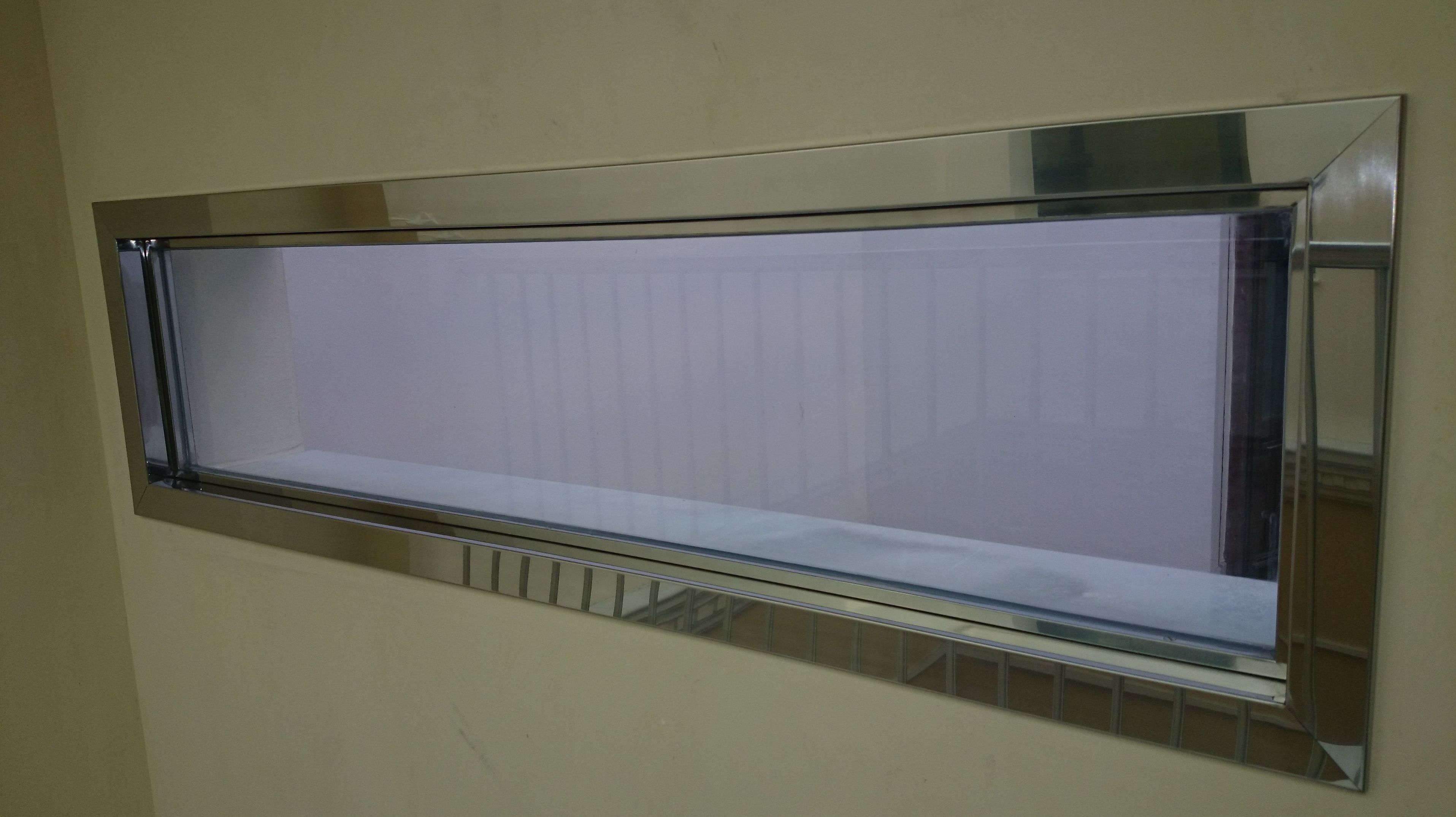 Ventana no abatible formada por marco de acero inoxidable y vidrio diseñada y fabricada a medida. Ventana no abatible formada por marco de acero inoxidable y vidrio diseñada y fabricada a medida.