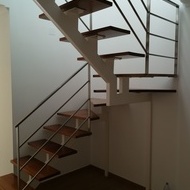 Barandilla de acero inoxidable montada en escalera de diseño de vivienda particular. Barandilla de acero inoxidable montada en escalera de diseño de vivienda particular.