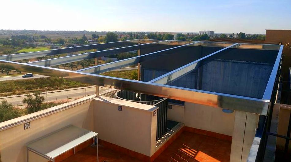 Montera de acero inoxidable diseñada y fabricada a medida para vivienda particular. Montera de acero inoxidable diseñada y fabricada a medida para vivienda particular.