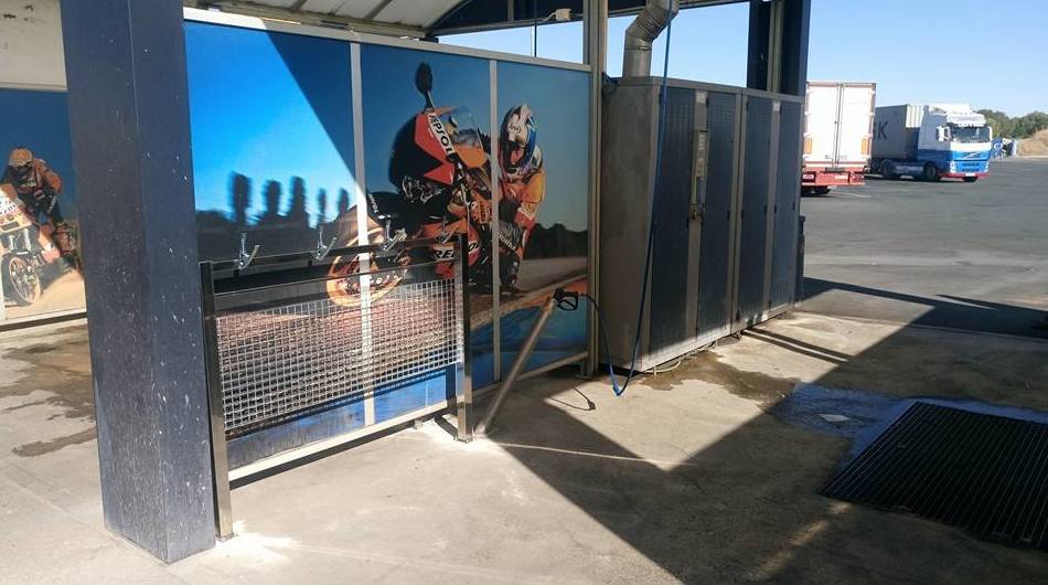 Soporte de acero inoxidable para alfombras en zona de aspirado o lavado a presión de área de servicios Soporte de acero inoxidable para alfombras en zona de aspirado o lavado a presión de área de servicios