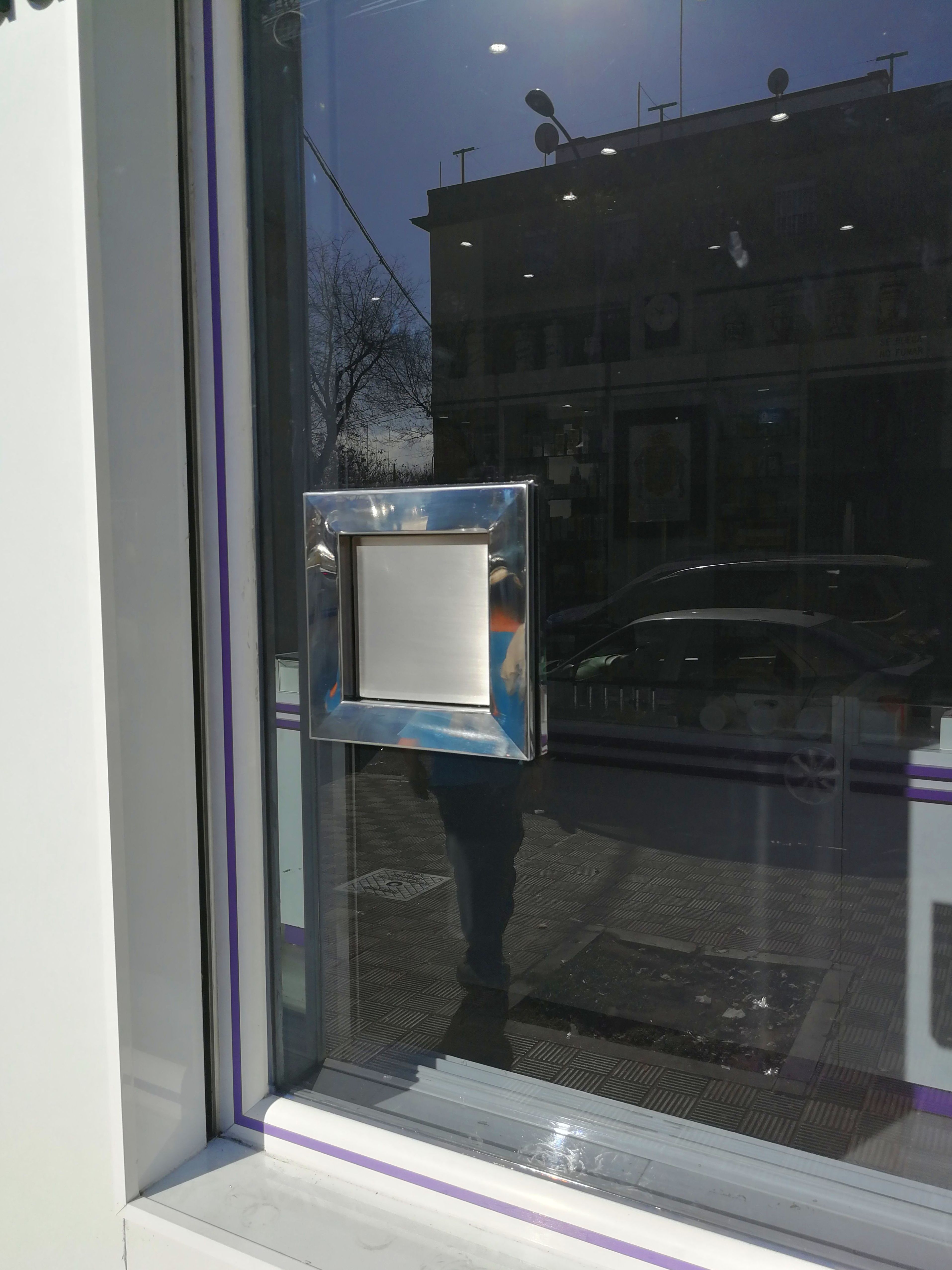 Ventana dispensadora de acero inoxidable diseñada y adaptada a vidrio de seguridad de farmacia 24h. Ventana dispensadora de acero inoxidable diseñada y adaptada a vidrio de seguridad de farmacia 24h.