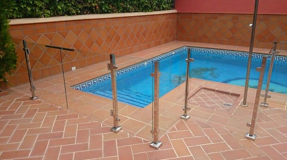 Barandilla de acero inoxidable y vidrio con puerta de acceso a piscina diseñada y fabricada a medida para vivienda particular. Barandilla de acero inoxidable y vidrio con puerta de acceso a piscina diseñada y fabricada a medida para vivienda particular.
