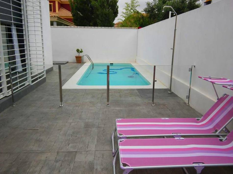 Barandilla de acero inoxidable y vidrio con puerta de acceso a piscina diseñada y fabricada a medida para vivienda particular. Barandilla de acero inoxidable y vidrio con puerta de acceso a piscina diseñada y fabricada a medida para vivienda particular.