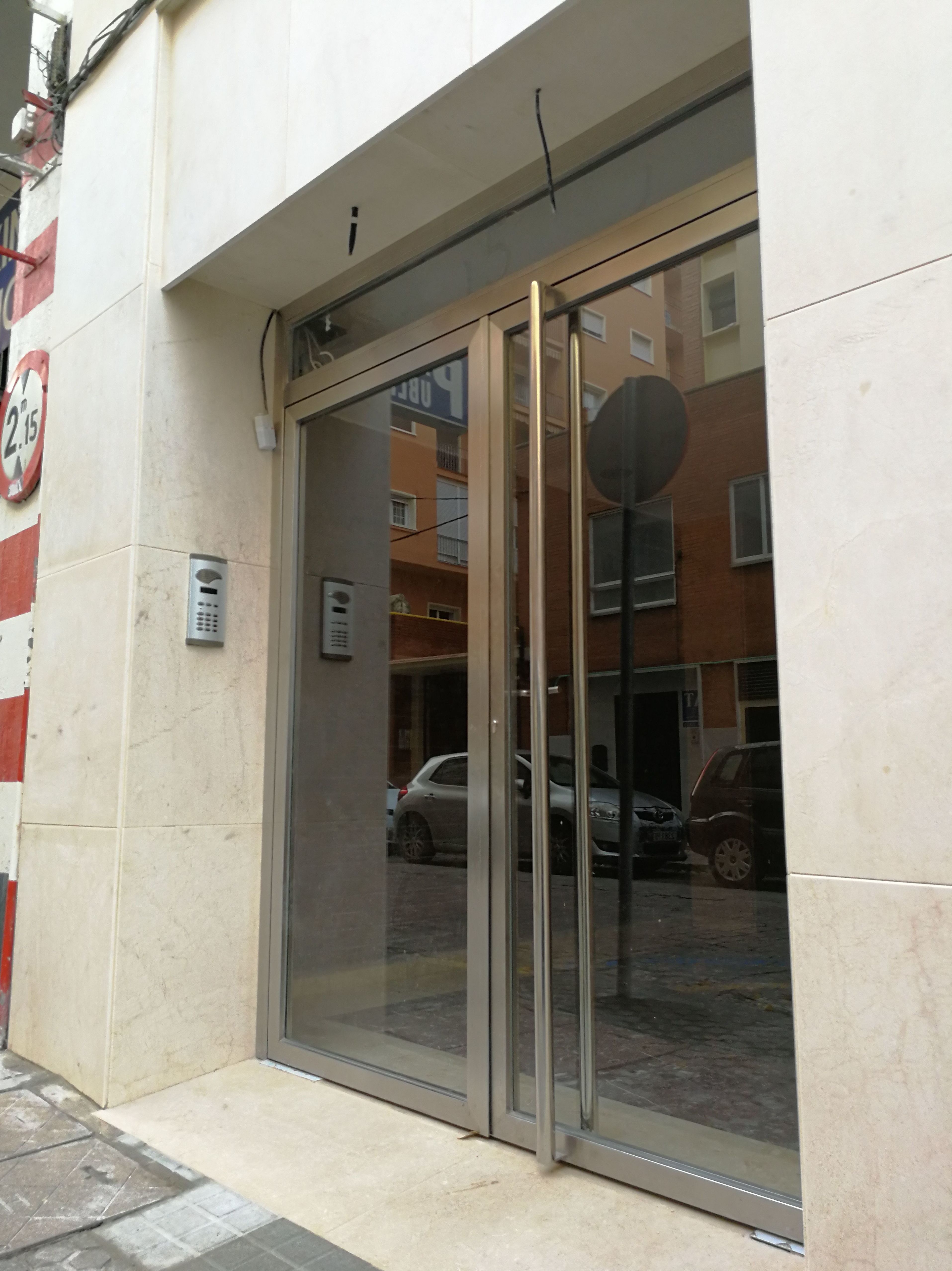 Puerta de acero inoxidable con vidrios de seguridad fabricada a medida para bloque de comunidad de vecinos Puerta de acero inoxidable con vidrios de seguridad fabricada a medida para bloque de comunidad de vecinos