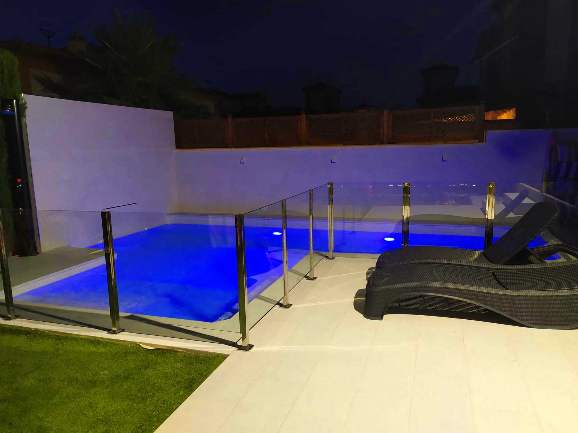 Barandilla de cristal de protección para zona de piscina Barandilla de cristal de protección para zona de piscina