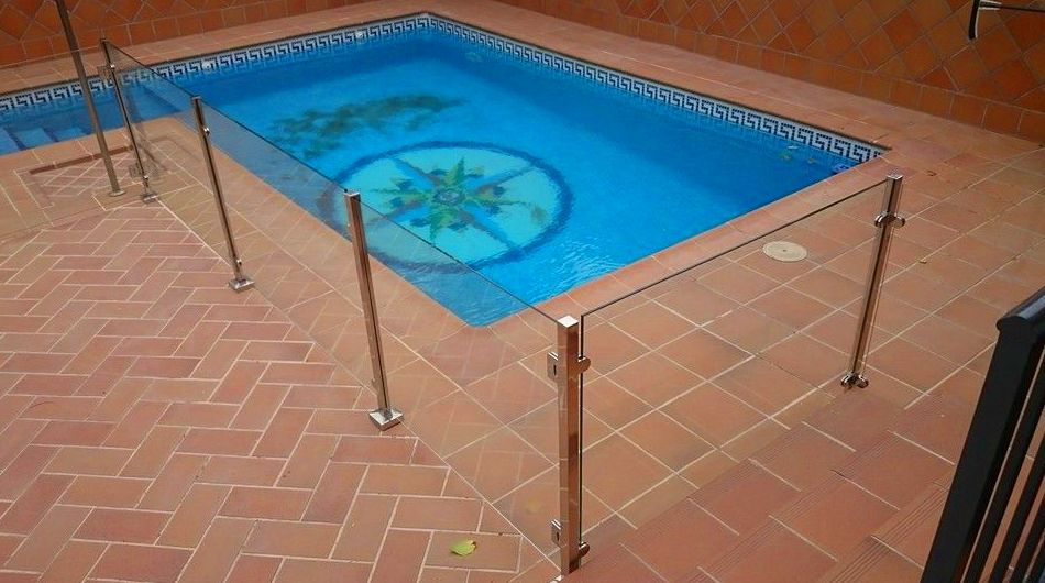Barandilla de acero inoxidable y vidrio con puerta de acceso a piscina diseñada y fabricada a medida para vivienda particular. Barandilla de acero inoxidable y vidrio con puerta de acceso a piscina diseñada y fabricada a medida para vivienda particular.