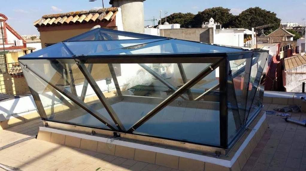 Montera de diseño de acero inoxidable y vidrio montada como punto de luz para patio interior Montera de diseño de acero inoxidable y vidrio montada como punto de luz para patio interior