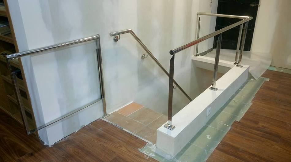 Barandilla de acero inoxidable y vidrio con cancelin de seguridad diseñado y montado a medida para vivienda particular Barandilla de acero inoxidable y vidrio con cancelin de seguridad diseñado y montado a medida para vivienda particular