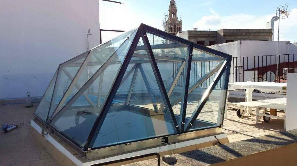 Montera de diseño de acero inoxidable y vidrio montada como punto de luz para patio interior Montera de diseño de acero inoxidable y vidrio montada como punto de luz para patio interior