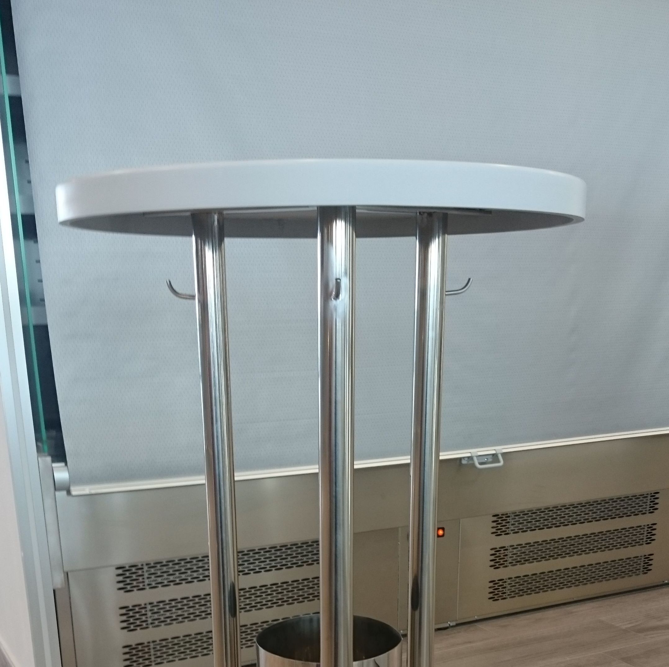 Mesa alta de acero inoxidable con papelera incorporada para bar o restaurante. Mesa alta de acero inoxidable con papelera incorporada para bar o restaurante.