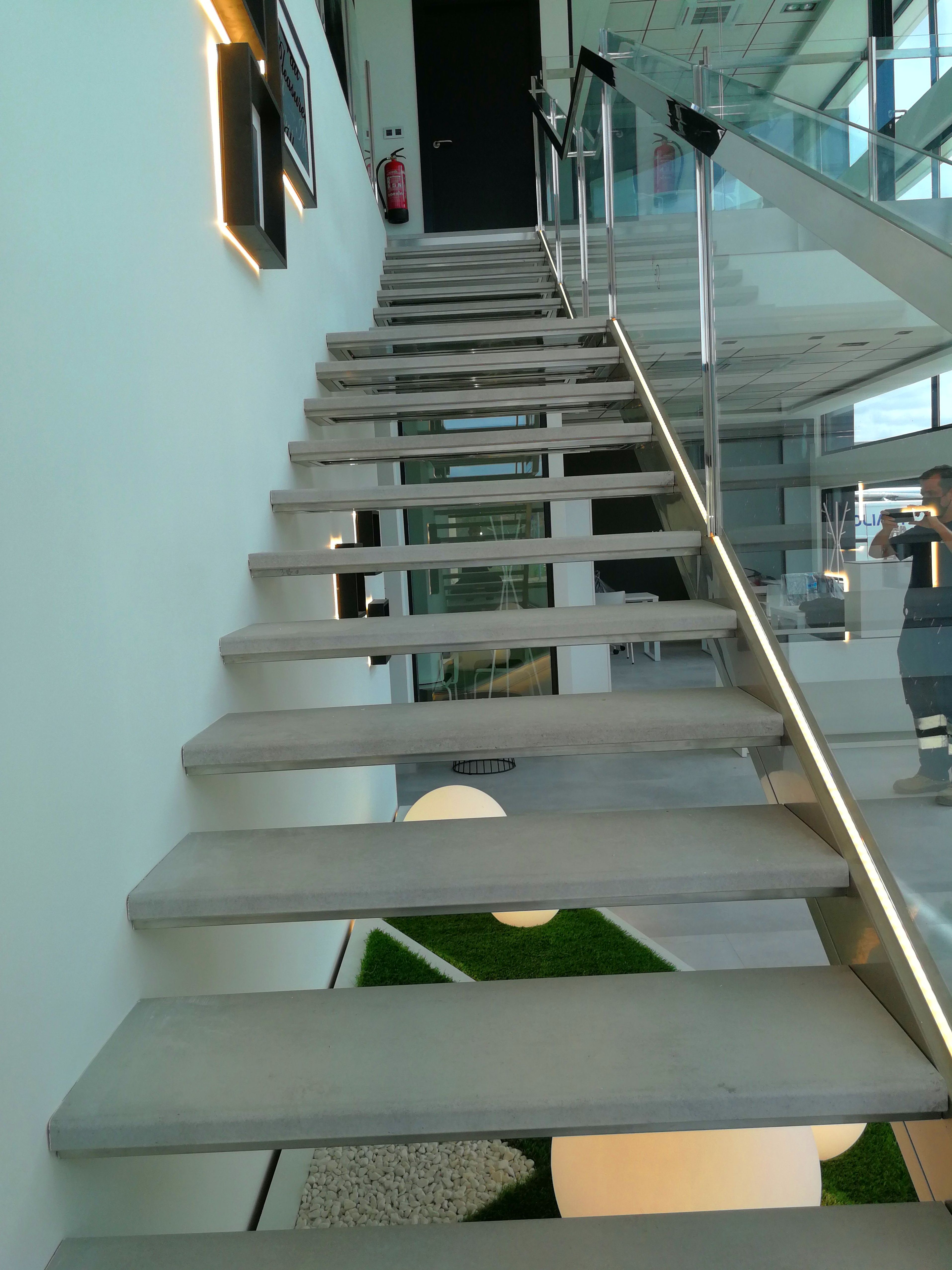 Conjunto de escalera, barandilla y pasamanos de acero inoxidable y vidrio Conjunto de escalera, barandilla y pasamanos de acero inoxidable y vidrio