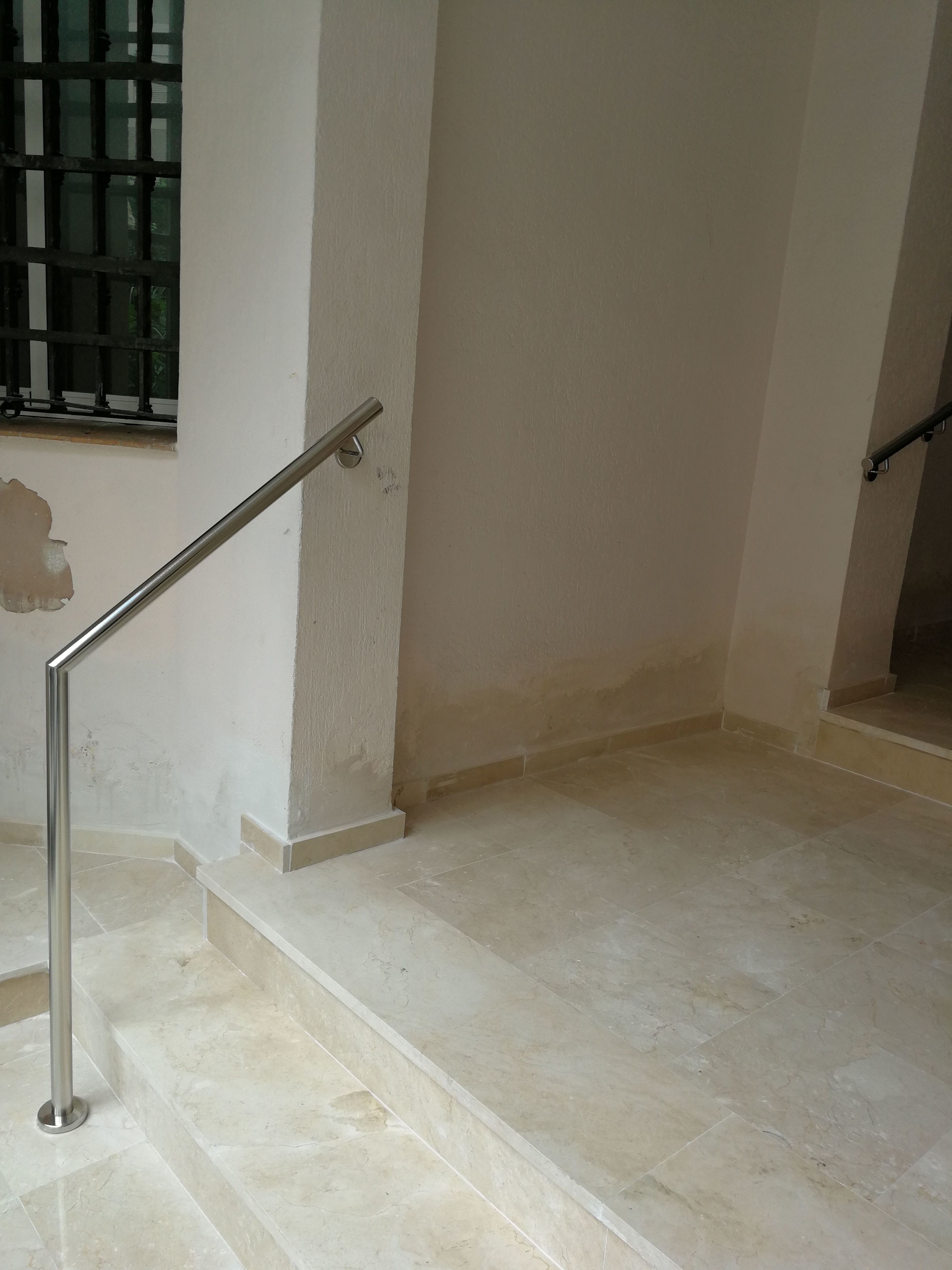 Pasamanos de acero inoxidable hecho a medida y adaptado a distintas zonas y vigas del edificio para comunidad de vecinos. Pasamanos de acero inoxidable hecho a medida y adaptado a distintas zonas y vigas del edificio para comunidad de vecinos.