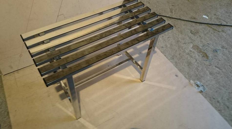 Banco de acero inoxidable fabricado a medida para taquillas, baño o probador. Banco de acero inoxidable fabricado a medida para taquillas, baño o probador.
