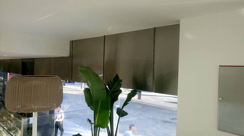 Cerramiento de fachada con forros de chapa de acero inoxidable en local comercial Cerramiento de fachada con forros de chapa de acero inoxidable en local comercial