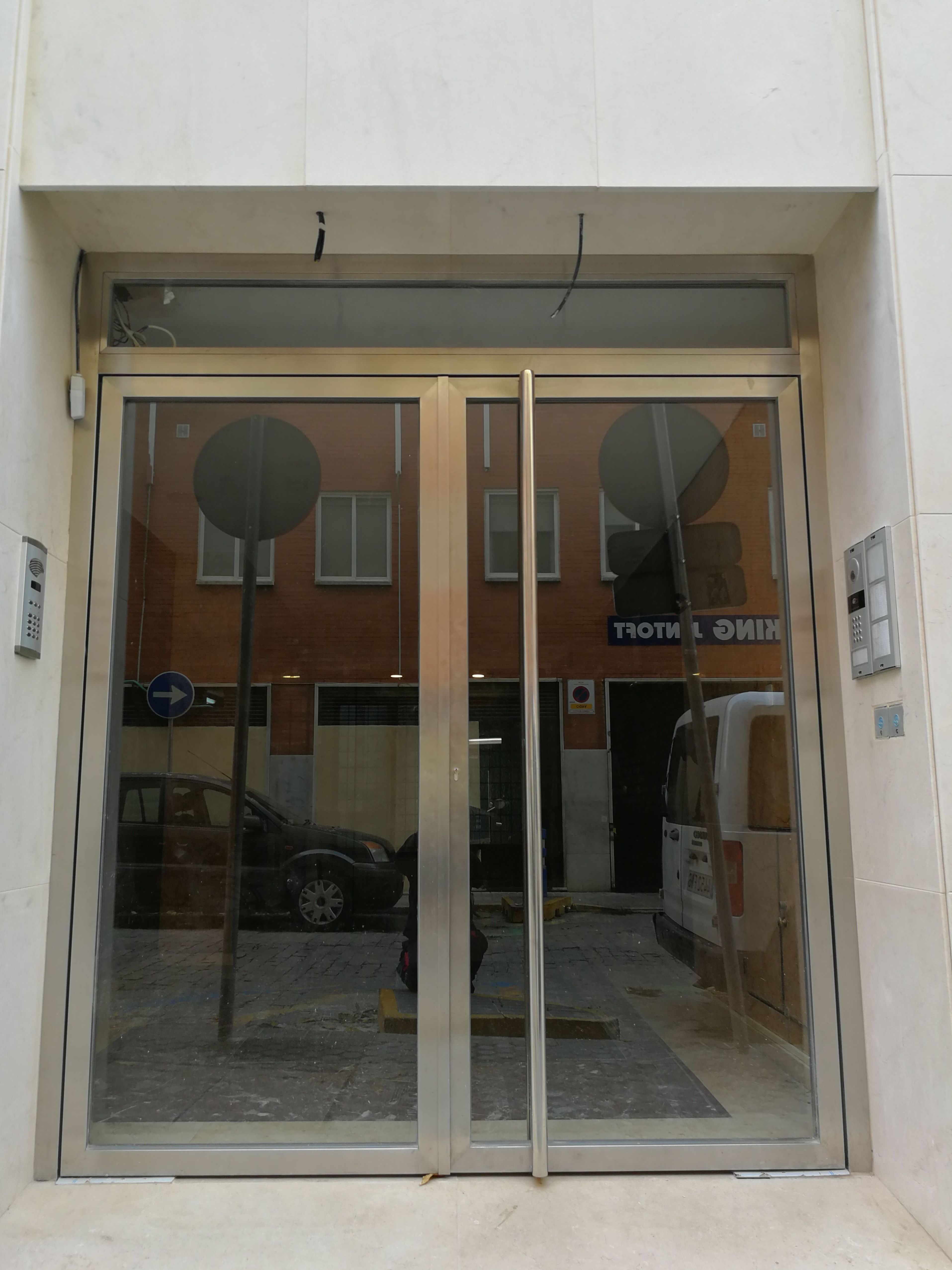 Puerta de acero inoxidable con vidrios de seguridad fabricada a medida para bloque de comunidad de vecinos Puerta de acero inoxidable con vidrios de seguridad fabricada a medida para bloque de comunidad de vecinos