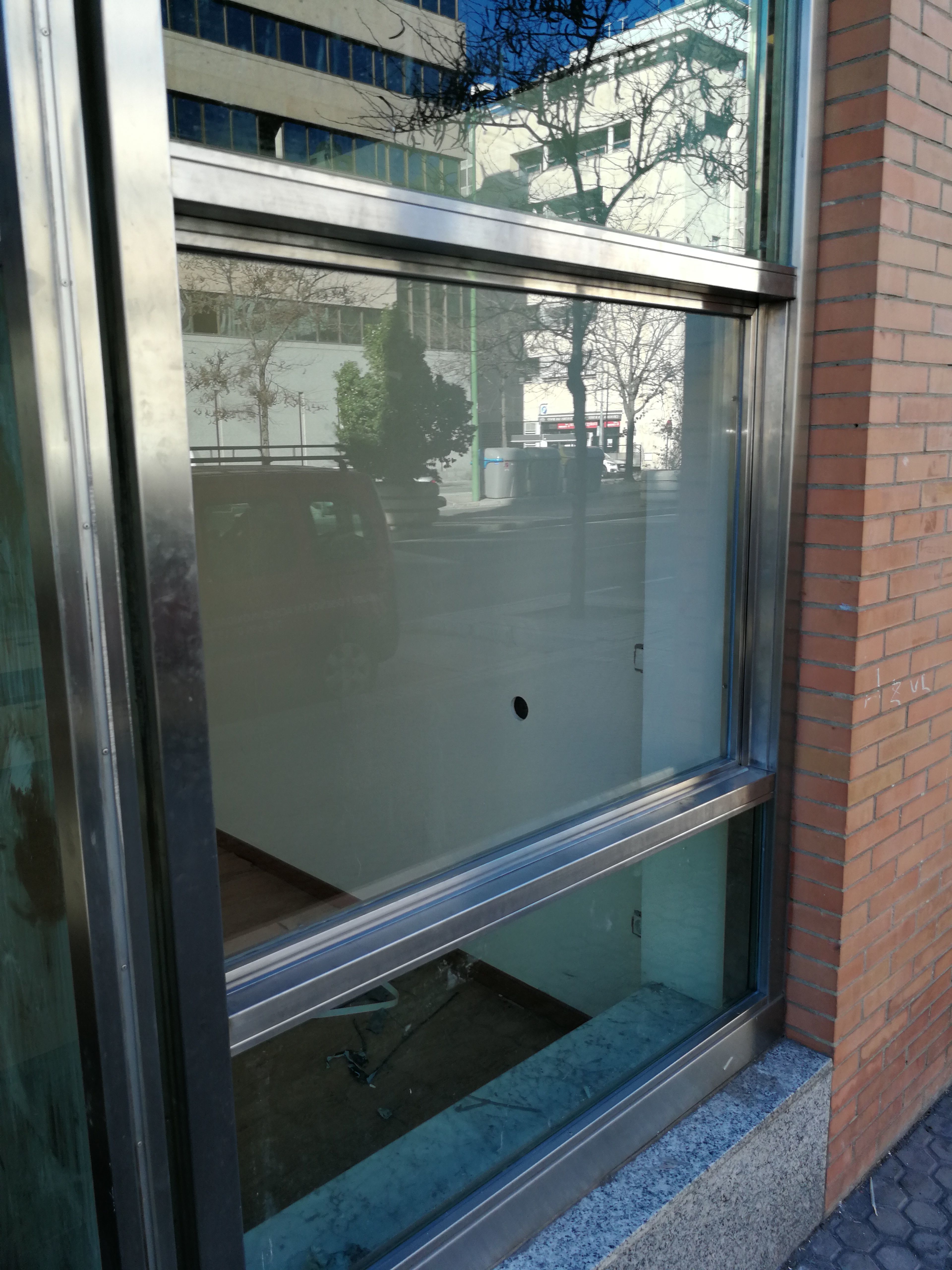 Ventana guillotina de acero inoxidable y vidrio montada en escaparate comercial Ventana guillotina de acero inoxidable y vidrio montada en escaparate comercial
