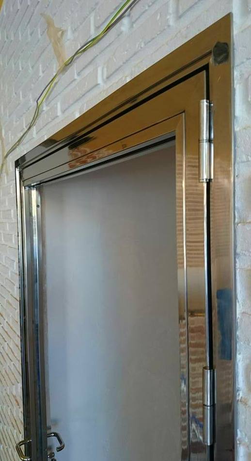 Puerta de acero inoxidable y vidrio fabricada a medida para entrada a bodega Puerta de acero inoxidable y vidrio fabricada a medida para entrada a bodega