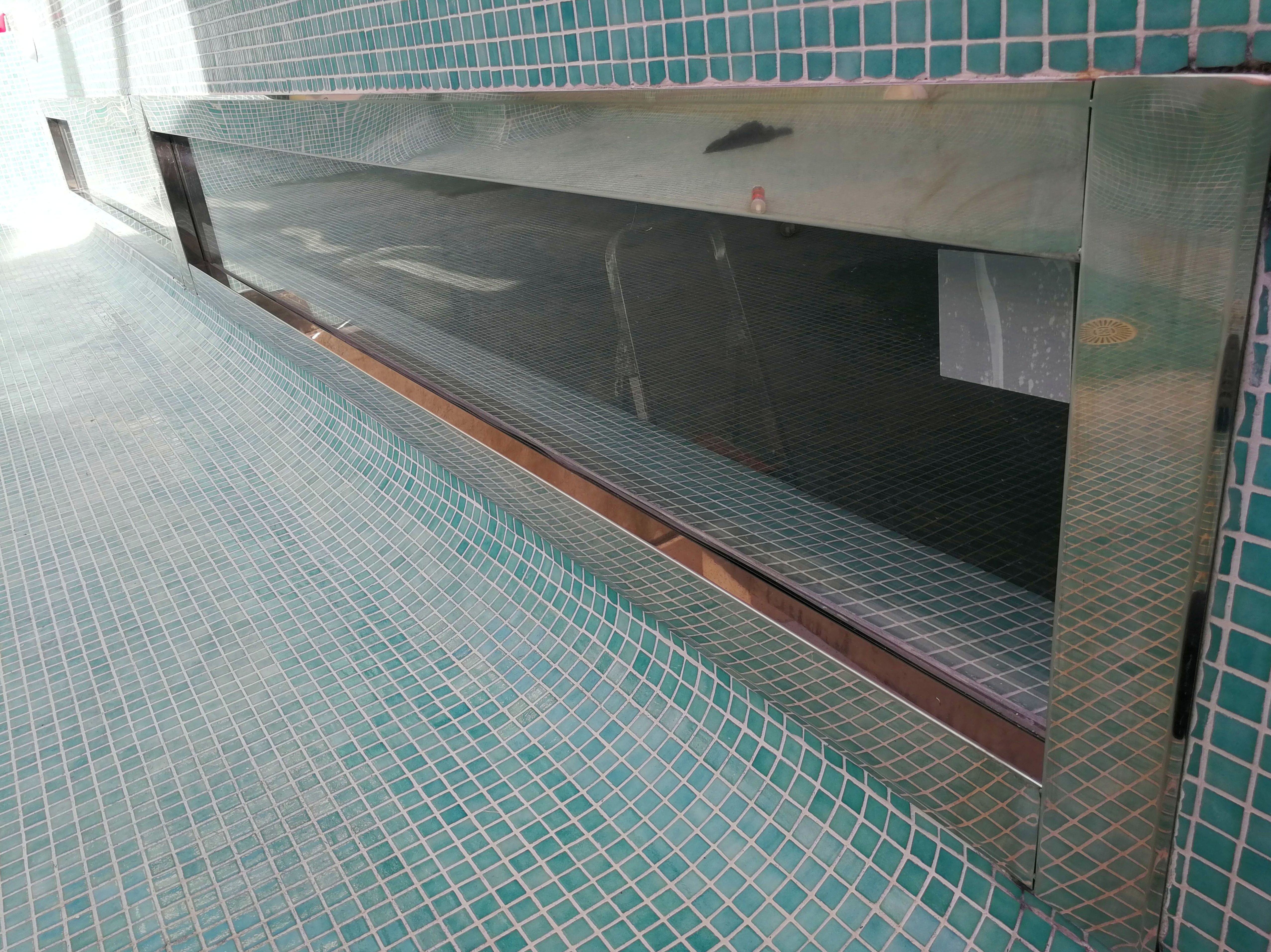 Ventana panorámica para interior de piscina de acero inoxidable y vidrio Ventana panorámica para interior de piscina de acero inoxidable y vidrio