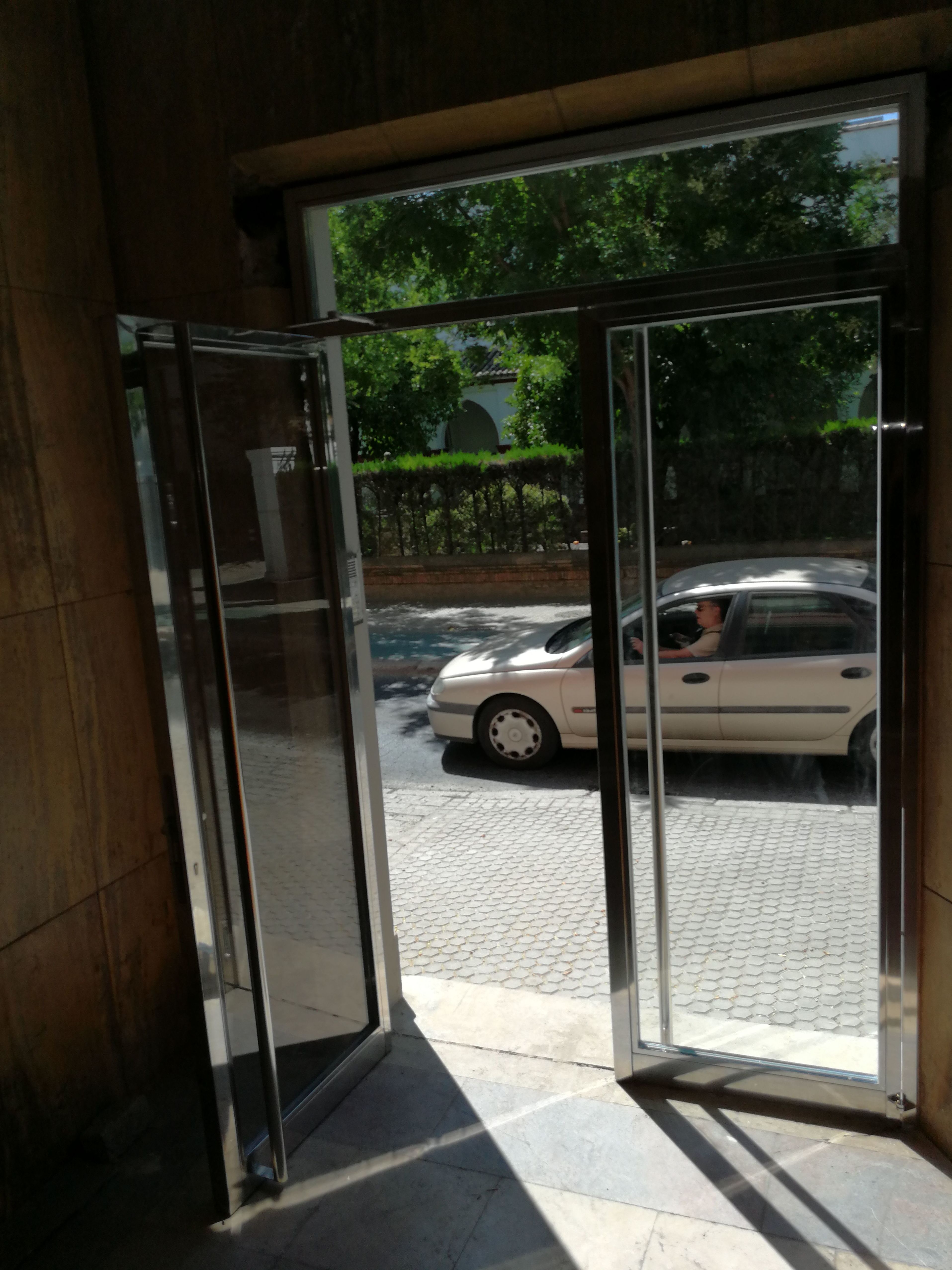 Puerta de acero inoxidable con vidrios de seguridad fabricada a medida. Puerta de acero inoxidable con vidrios de seguridad fabricada a medida.