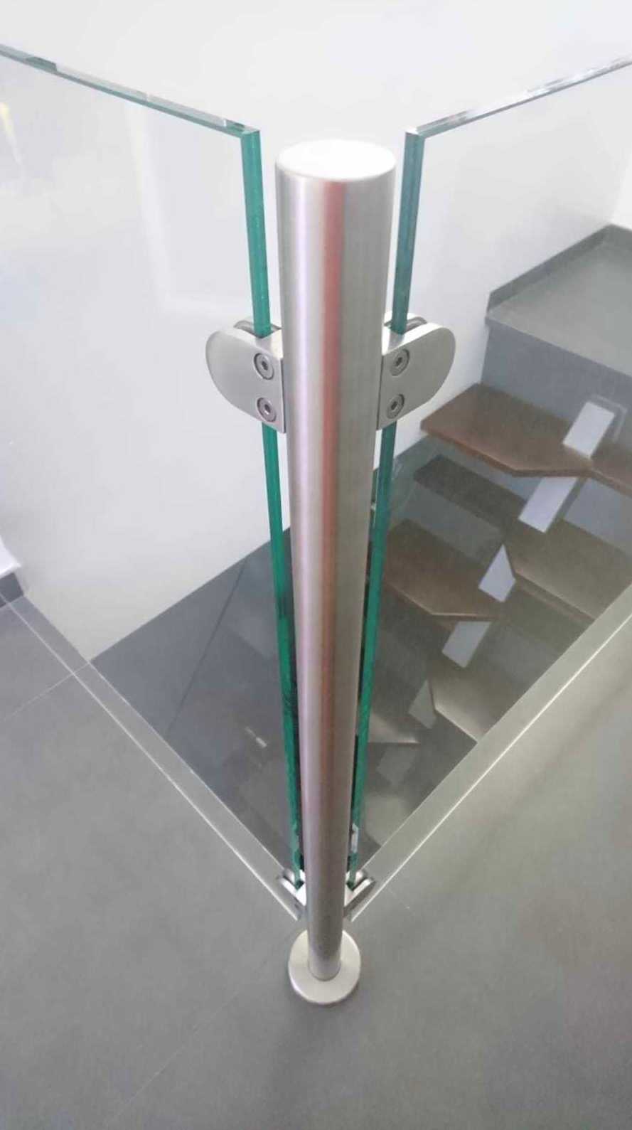 Barandilla de acero inoxidable y vidrio diseñada y fabricada a medida para acceso a buhardilla de vivienda particular. Barandilla de acero inoxidable y vidrio diseñada y fabricada a medida para acceso a buhardilla de vivienda particular.