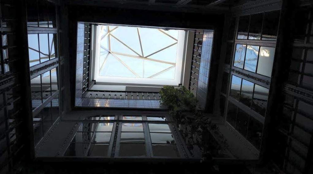 Montera de diseño de acero inoxidable y vidrio montada como punto de luz para patio interior Montera de diseño de acero inoxidable y vidrio montada como punto de luz para patio interior