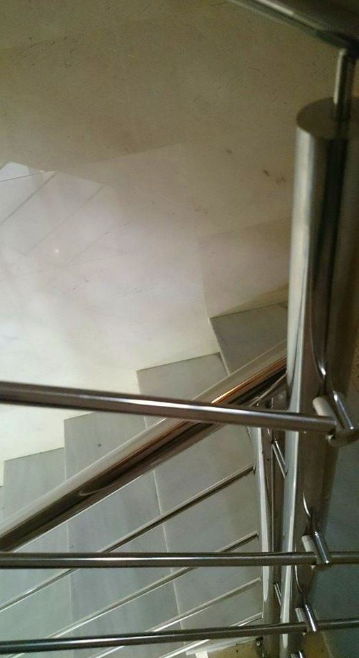 Barandilla de acero inoxidable diseñada y fabricada a medida para bloque de pisos de comunidad de vecinos. Barandilla de acero inoxidable diseñada y fabricada a medida para bloque de pisos de comunidad de vecinos.