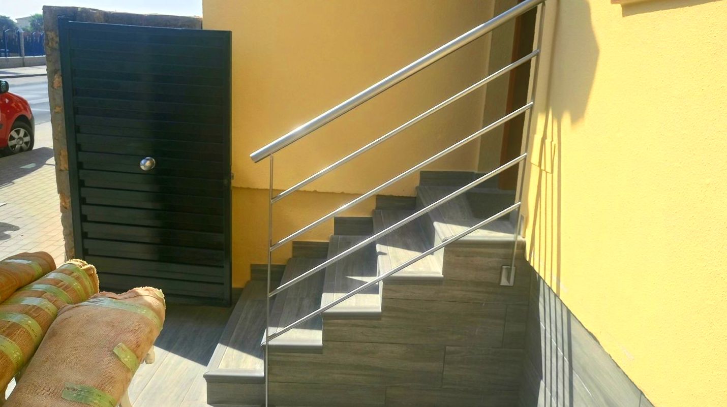 Barandilla de acero inoxidable sencilla diseñada y fabricada a medida para acceso a vivienda. Barandilla de acero inoxidable sencilla diseñada y fabricada a medida para acceso a vivienda.