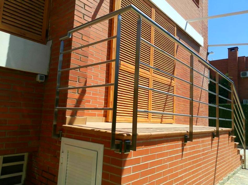 Barandilla de acero inoxidable sencilla diseñada y fabricada a medida para exterior. Barandilla de acero inoxidable sencilla diseñada y fabricada a medida para exterior.