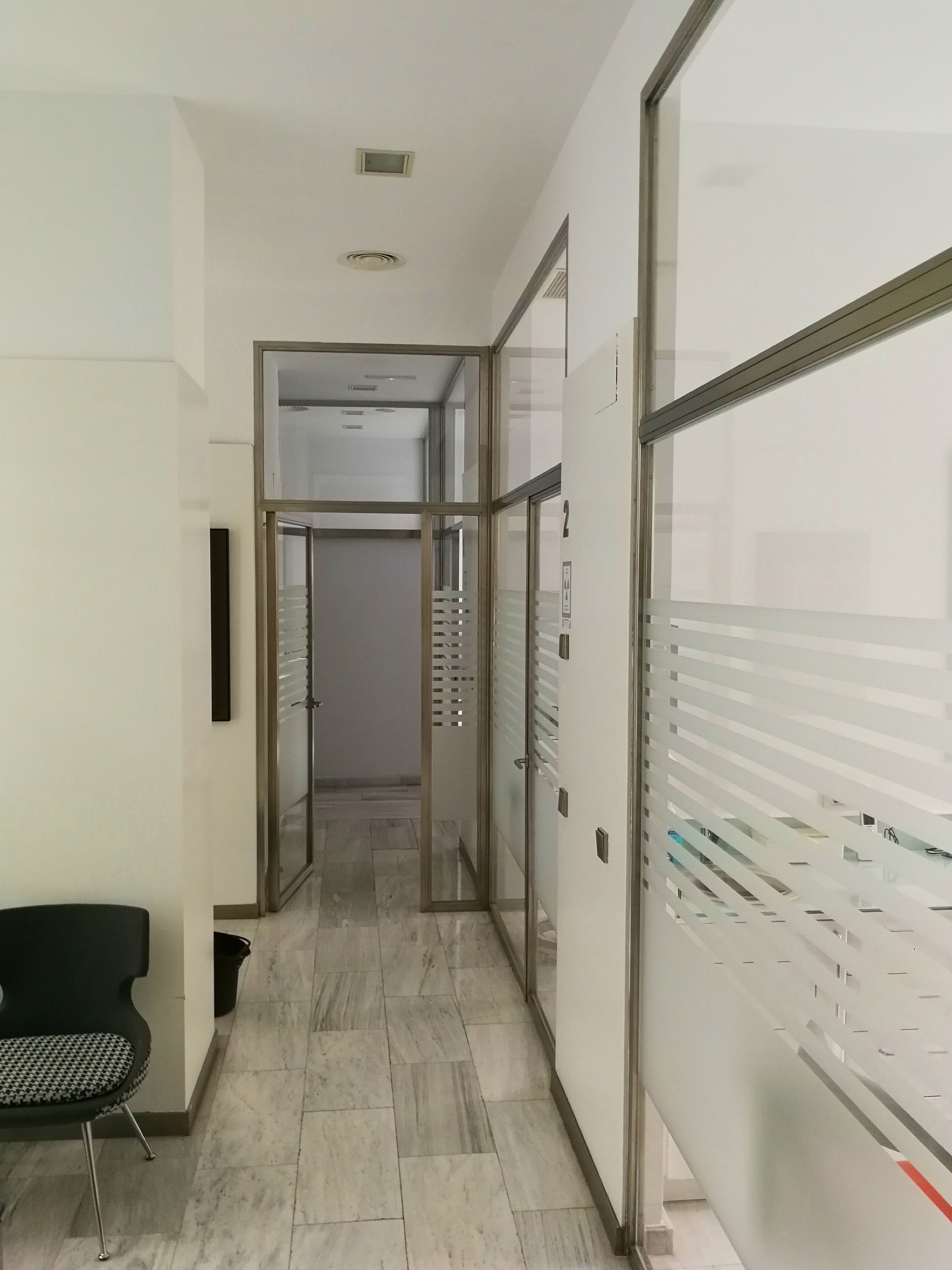 Puertas de acero inoxidable con marcos fijos fabricadas a medida y montadas en clínica dental Puertas de acero inoxidable con marcos fijos fabricadas a medida y montadas en clínica dental