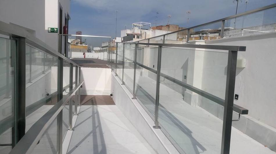 Barandillas de acero inoxidable y vidrio diseñada y montada en hotel para acceso a piscina. Barandillas de acero inoxidable y vidrio diseñada y montada en hotel para acceso a piscina.