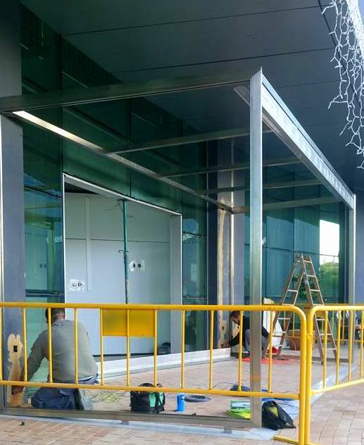 Cerramiento de puertas abatibles con fijos fabricada y montada en edificio de la junta de Andalucía Cerramiento de puertas abatibles con fijos fabricada y montada en edificio de la junta de Andalucía