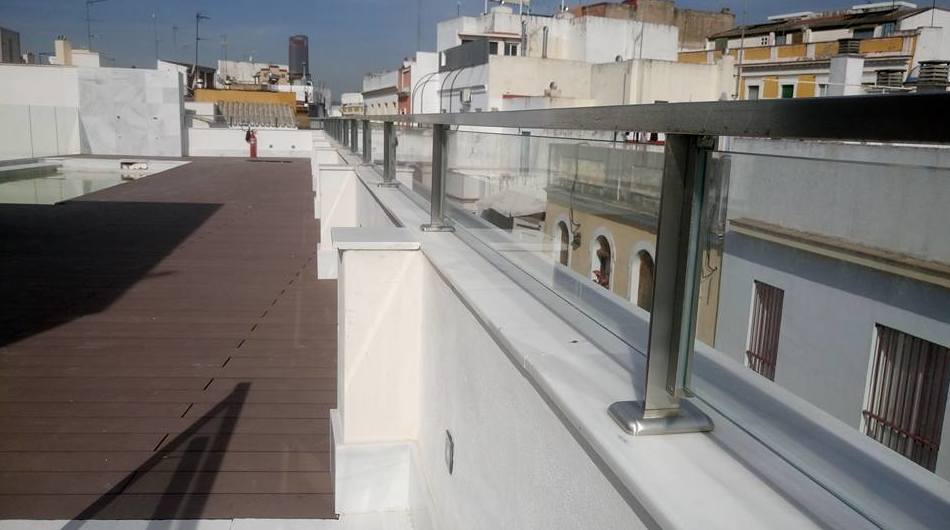 Barandillas de acero inoxidable y vidrio diseñada y montada en hotel para acceso a piscina. Barandillas de acero inoxidable y vidrio diseñada y montada en hotel para acceso a piscina.