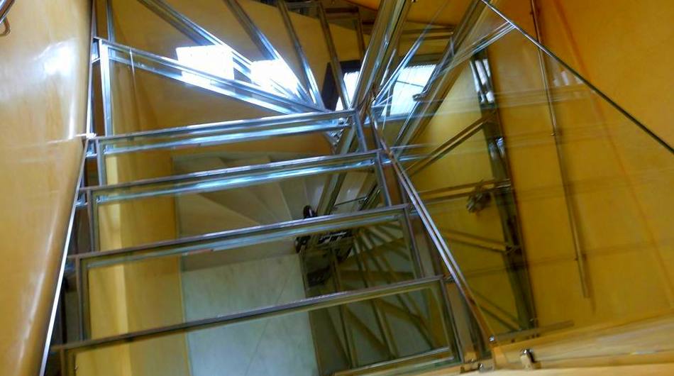 Escalera de acero inoxidable y vidrio diseñada y fabricada a medida para vivienda particular Escalera de acero inoxidable y vidrio diseñada y fabricada a medida para vivienda particular