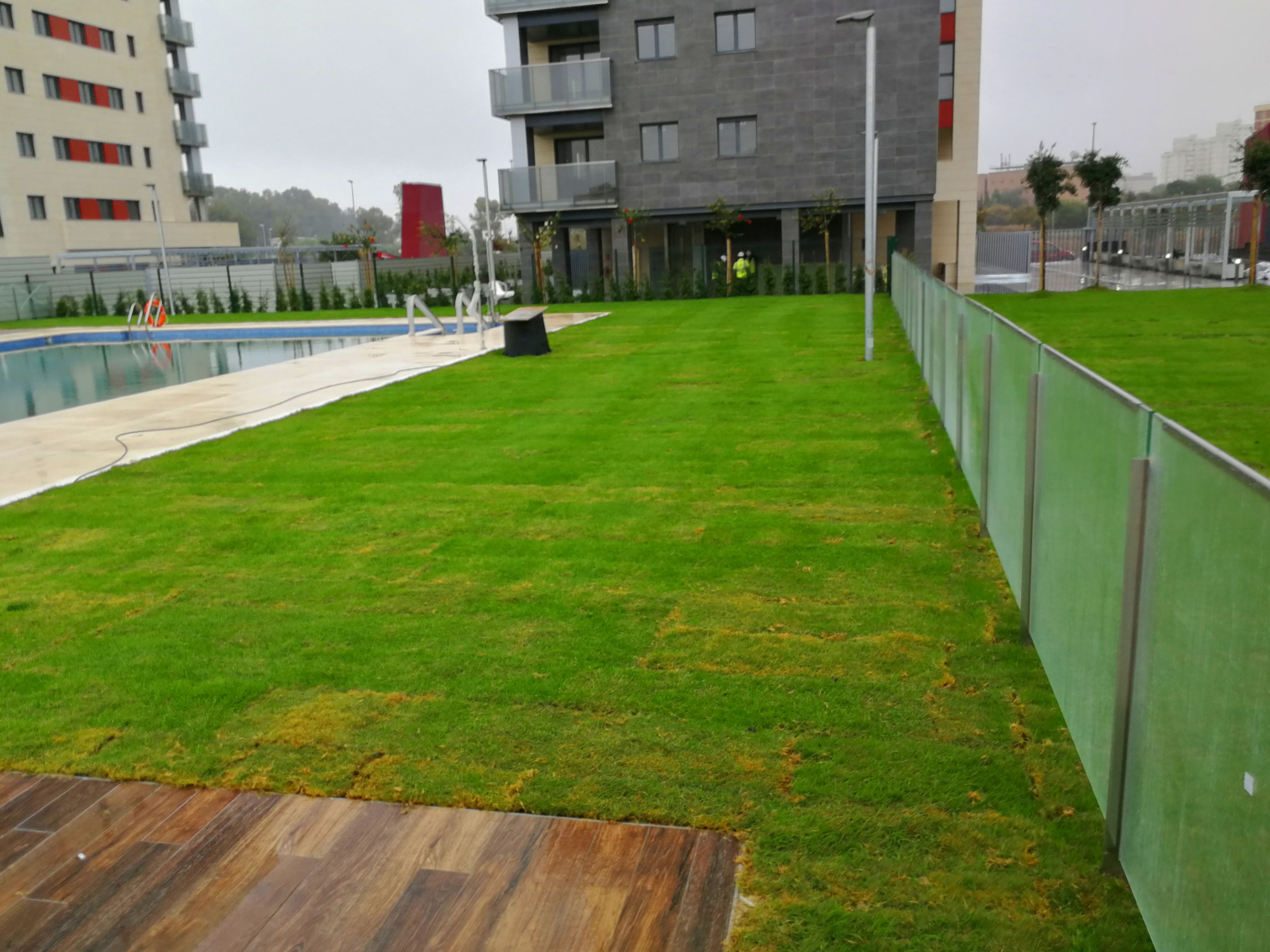 Barandilla de acero inoxidable y vidrio diseñada para separar zonas comunes de comunidad de propietarios, protegiendo la zona de piscina de la zona de juegos. Contiene puerta de cristal templado para facilitar acceso de una zona común a otra. Barandilla de acero inoxidable y vidrio diseñada para separar zonas comunes de comunidad de propietarios, protegiendo la zona de piscina de la zona de juegos. Contiene puerta de cristal templado para facilitar acceso de una zona común a otra.