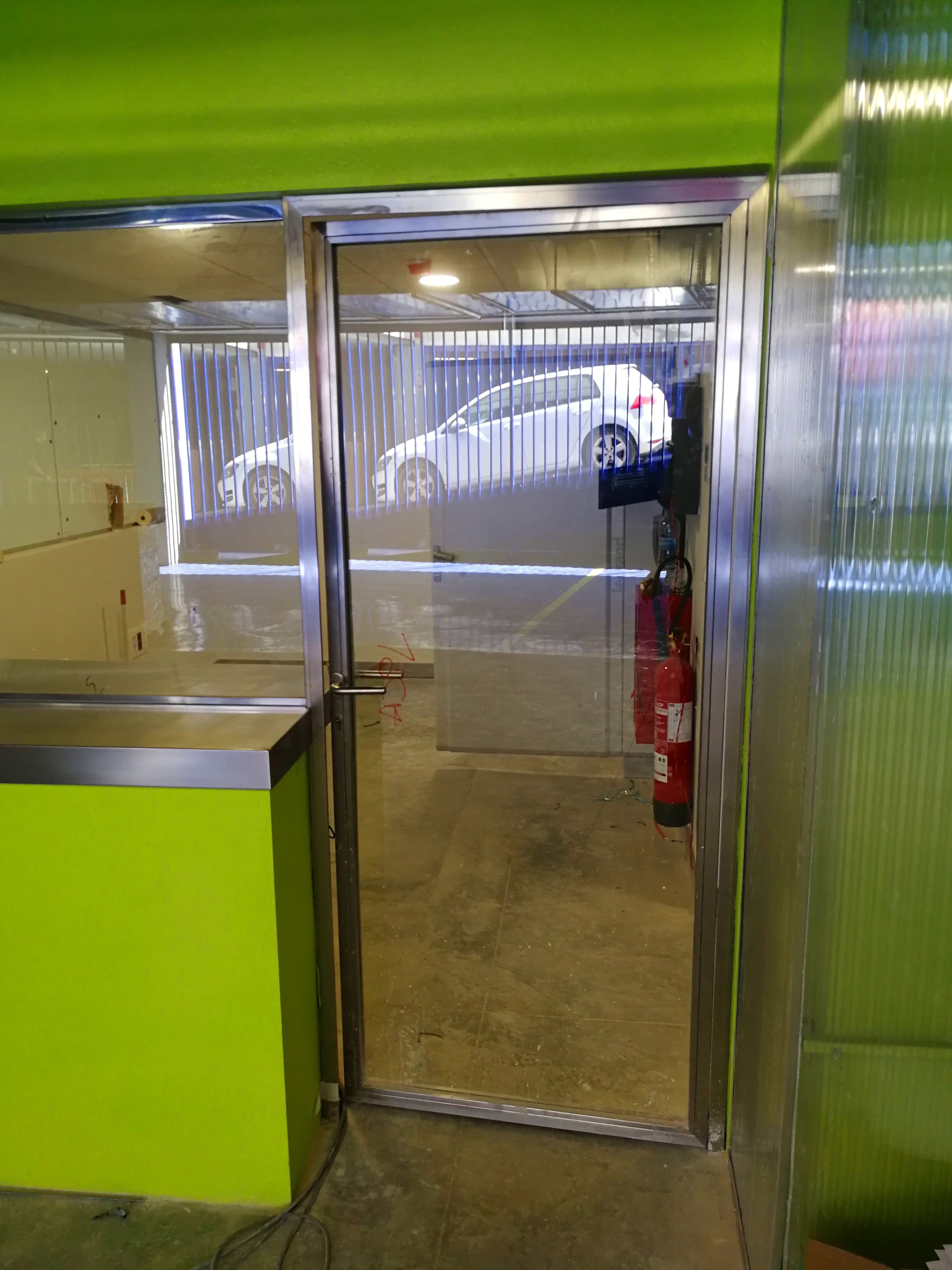 Cerramiento de acero inoxidable formado por puerta de acero inoxidable y vidrio, base de acero inoxidable para cristalera de seguridad, y mostrador de acero inoxidable. Cerramiento de acero inoxidable formado por puerta de acero inoxidable y vidrio, base de acero inoxidable para cristalera de seguridad, y mostrador de acero inoxidable.
