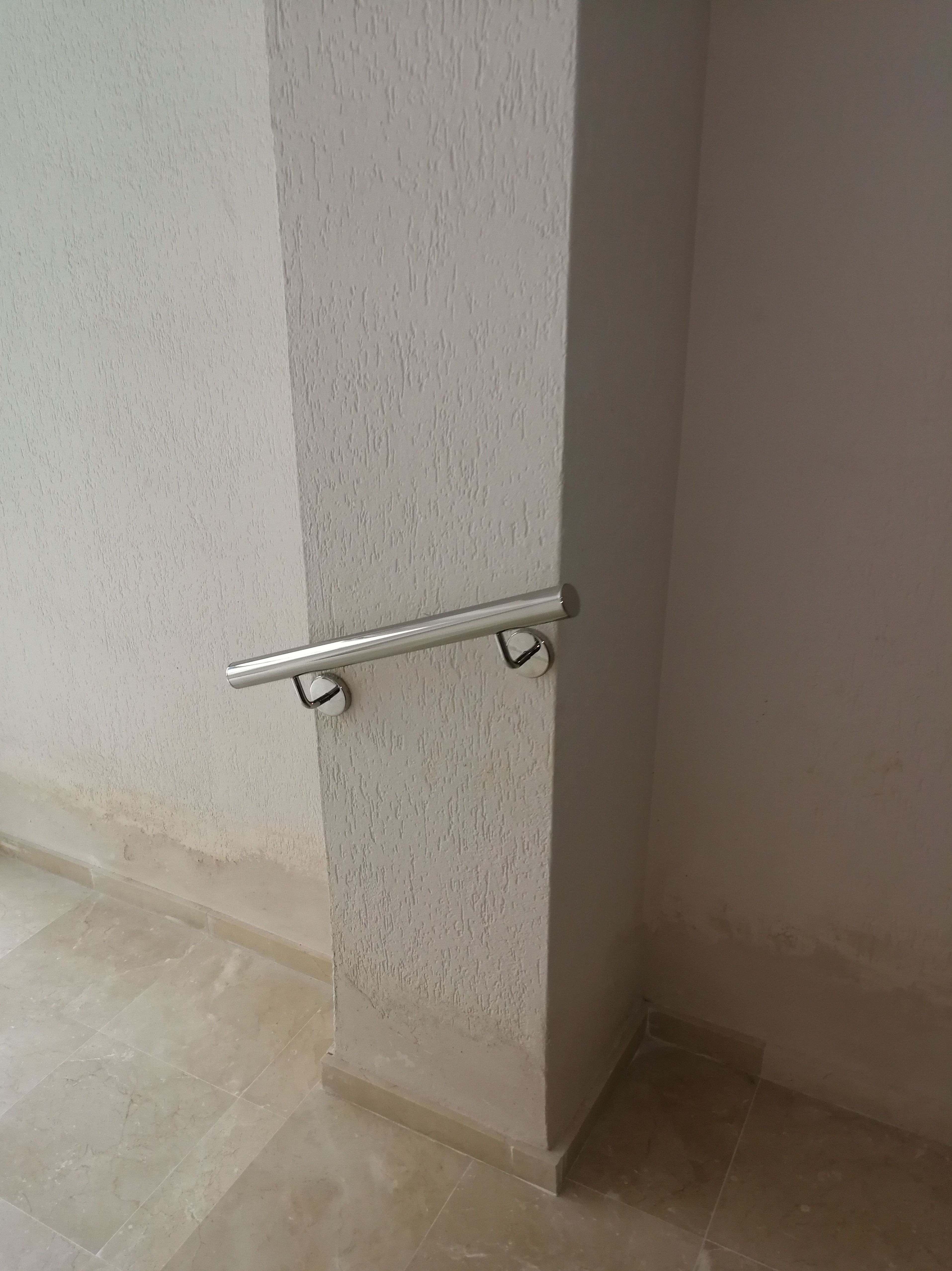 Pasamanos de acero inoxidable hecho a medida y adaptado a distintas zonas y vigas del edificio para comunidad de vecinos. Pasamanos de acero inoxidable hecho a medida y adaptado a distintas zonas y vigas del edificio para comunidad de vecinos.