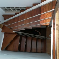 Barandilla de acero inoxidable montada en escalera de diseño de vivienda particular. Barandilla de acero inoxidable montada en escalera de diseño de vivienda particular.