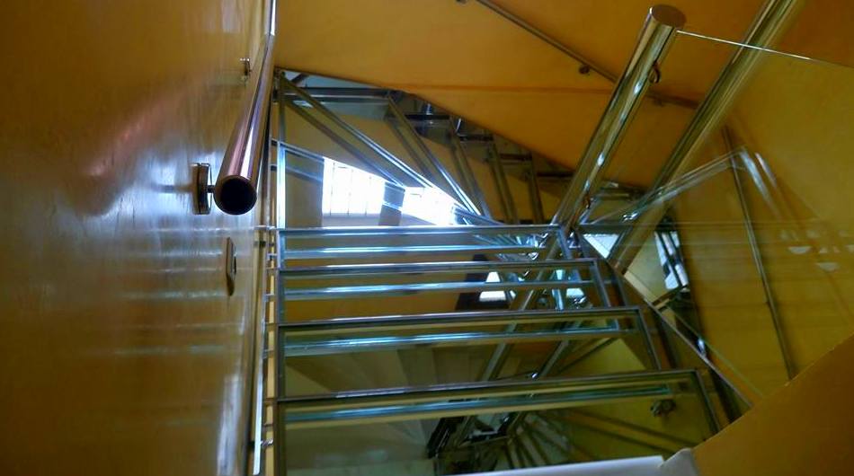 Escalera de acero inoxidable y vidrio con barandilla de acero inoxidable y pasamanos diseñada y fabricada a medida. Escalera de acero inoxidable y vidrio con barandilla de acero inoxidable y pasamanos diseñada y fabricada a medida.