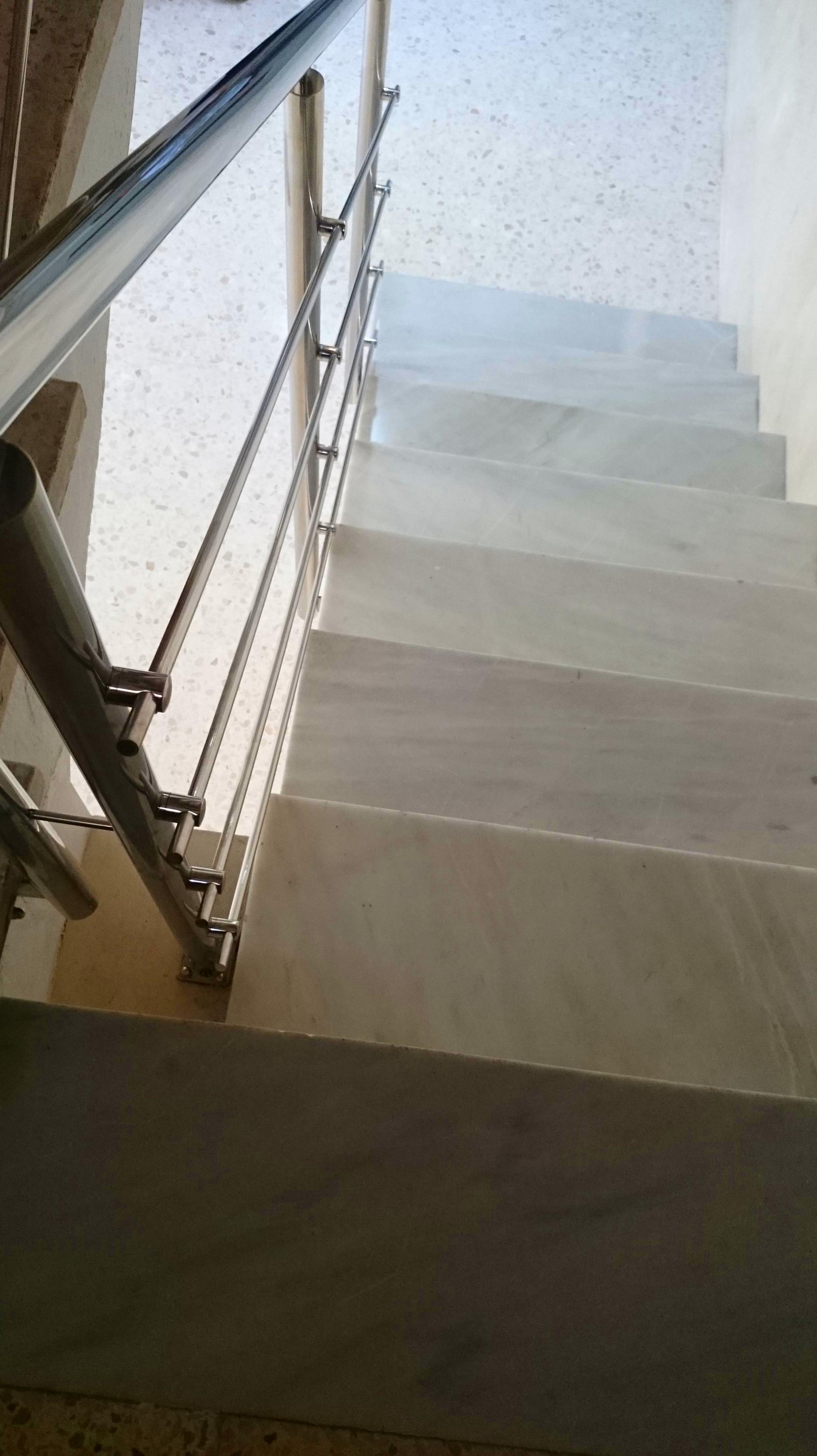 Barandilla de acero inoxidable diseñada en pasarela de acceso a ascensor montada para empresa privada Barandilla de acero inoxidable diseñada en pasarela de acceso a ascensor montada para empresa privada