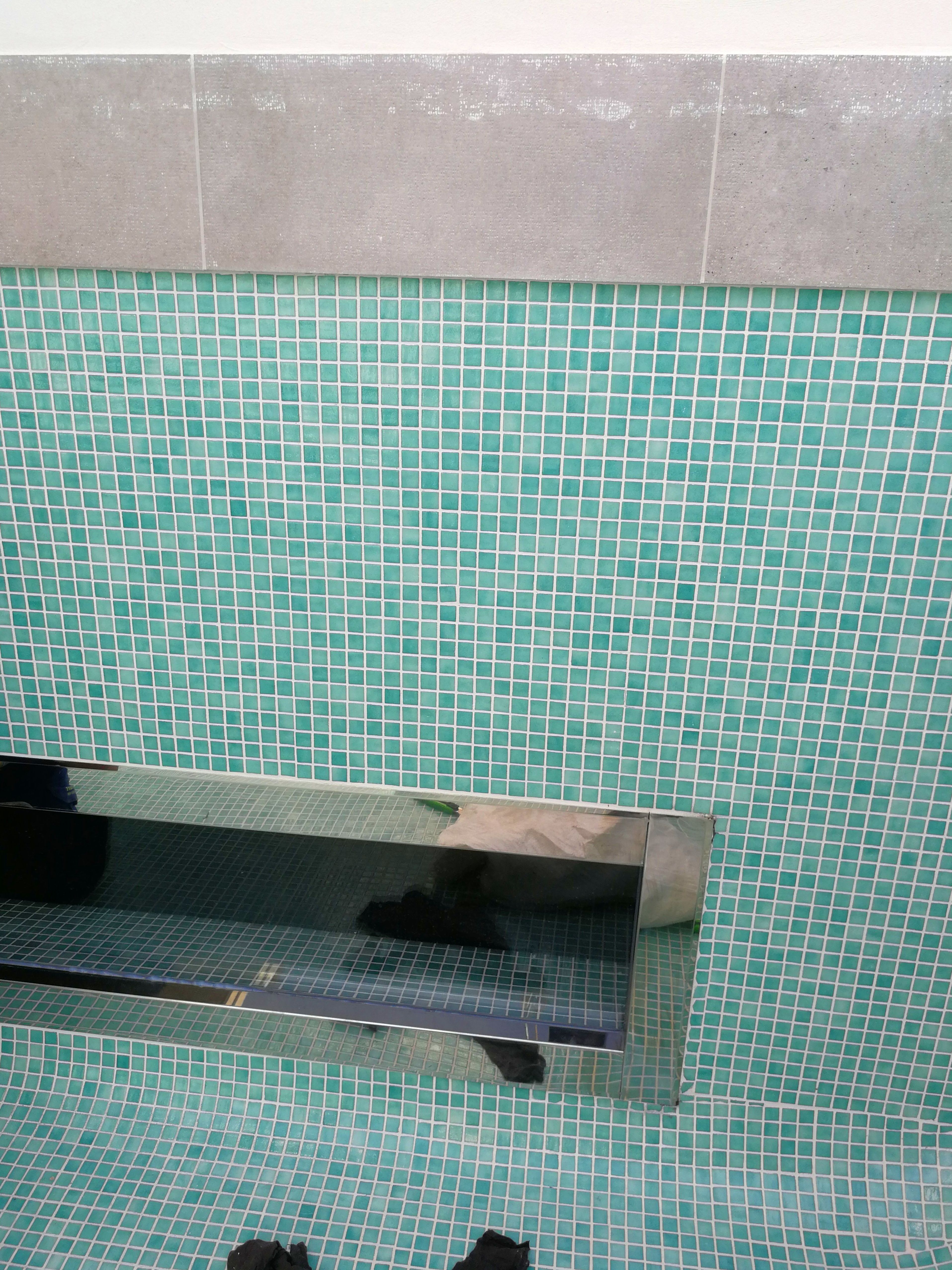 Ventana subacuática de acero inoxidable y vidrio para interior de piscina. Ventana subacuática de acero inoxidable y vidrio para interior de piscina.