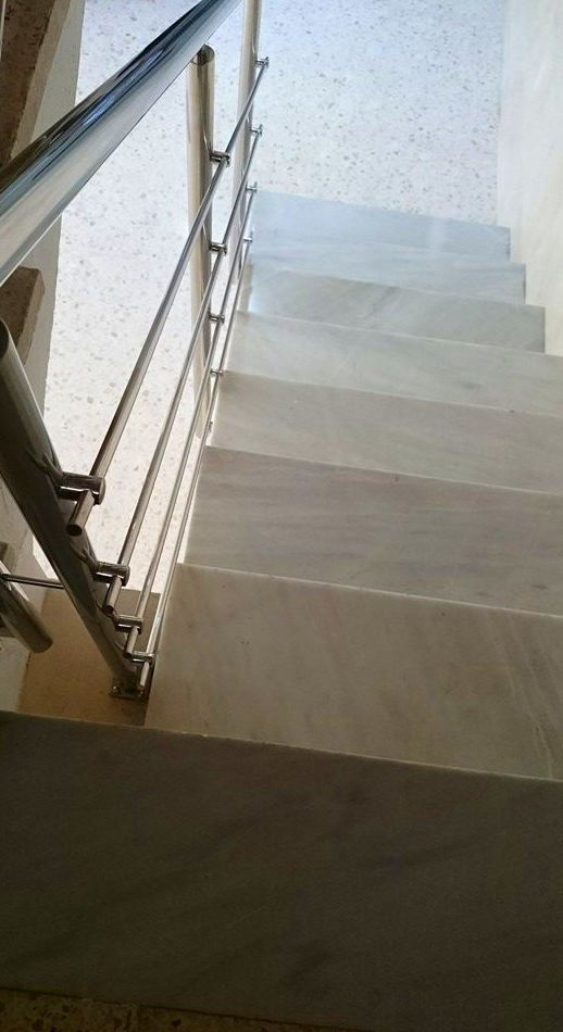 Barandilla de acero inoxidable diseñada y fabricada a medida para bloque de pisos de comunidad de vecinos. Barandilla de acero inoxidable diseñada y fabricada a medida para bloque de pisos de comunidad de vecinos.