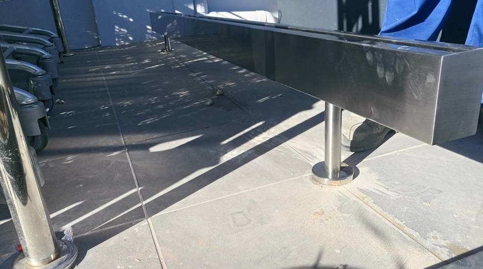 Mampara de vidrio con soportes de acero inoxidable diseñado y fabricado a medida y montado en centro comercial. Mampara de vidrio con soportes de acero inoxidable diseñado y fabricado a medida y montado en centro comercial.