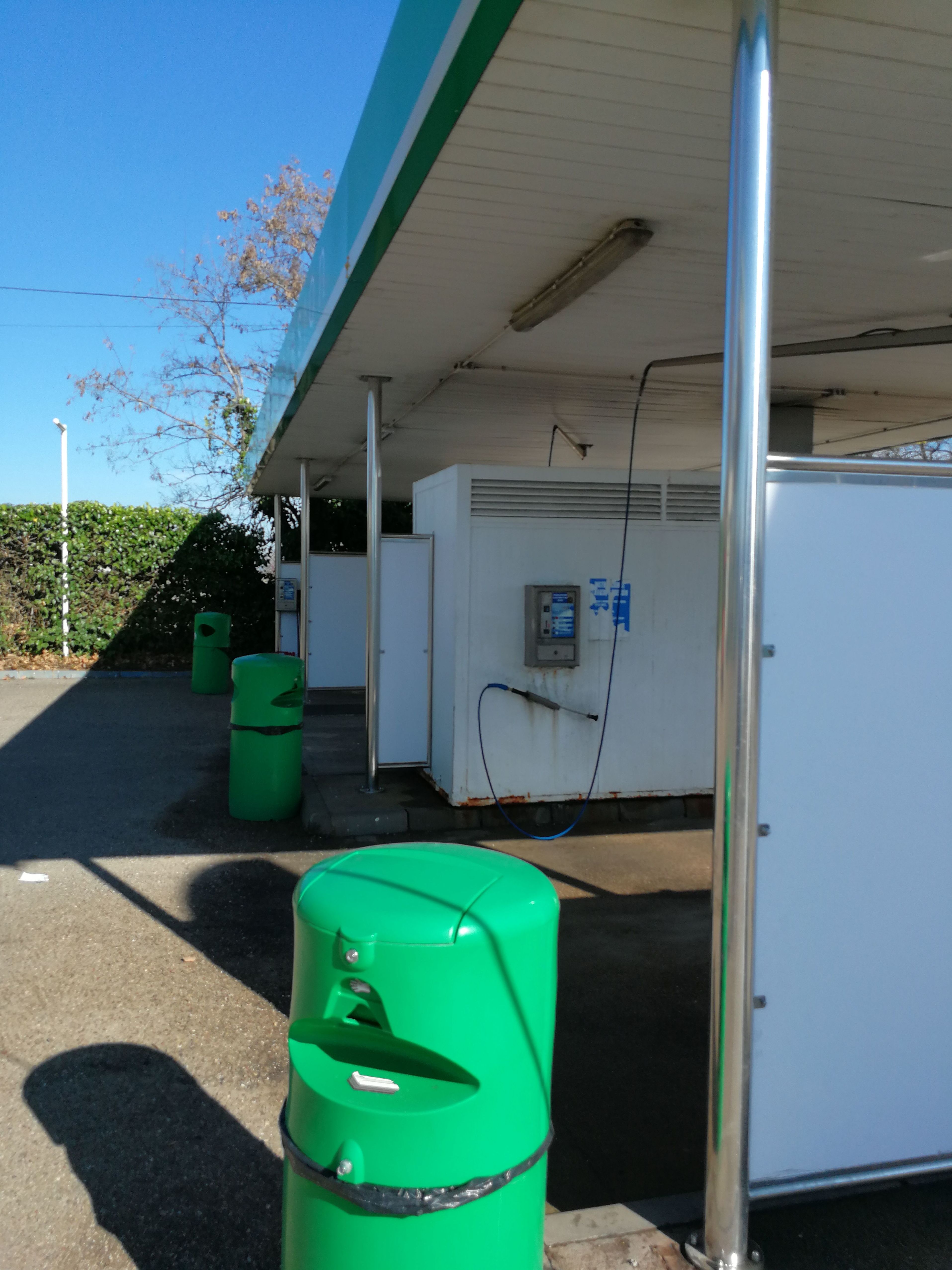 Pilares de acero inoxidable y mampara separatoria en lavadero a presión de estación de servicios. Pilares de acero inoxidable y mampara separatoria en lavadero a presión de estación de servicios.